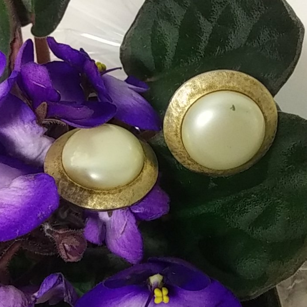 VNTG Faux Pearl Clip Earrings